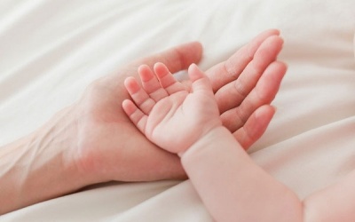 Lòng bàn tay nhợt - dấu hiệu bệnh thiếu máu ở trẻ nhỏ