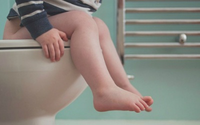 Trẻ đại tiện ra máu có thành bệnh trĩ?