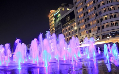 Dàn nhạc nước trên phố đi bộ khiến người dân trầm trồ