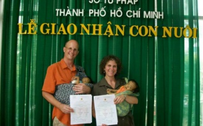 Cặp song sinh Việt mắc bệnh hiếm được bố mẹ nuôi Canada cứu