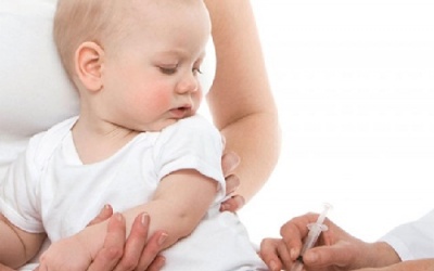 Để bé không đau, sốt khi tiêm phòng