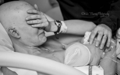 Bức ảnh mẹ ung thư vú cho con bú lay động trái tim