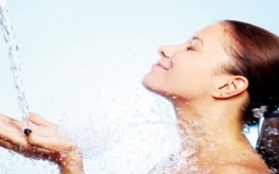 Những thói quen gây hại khi tắm