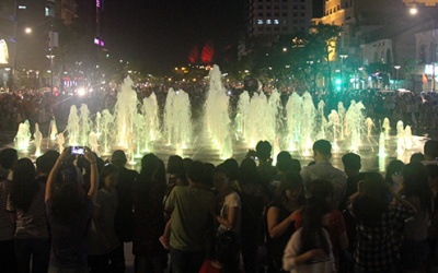 Tối 28/4 dân Sài Gòn đã thả bộ đường Nguyễn Huệ