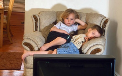 Xem TV 1 giờ mỗi ngày, nguy cơ béo phì tăng gấp đôi