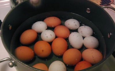 Bóc trứng luộc đơn giản hơn với 8 cách sau