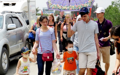 Du khách chờ đợi nhiều giờ để lên phà tới Cát Bà