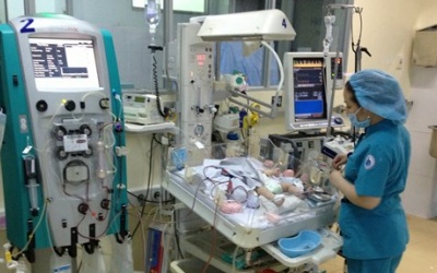 Lọc máu liên tục cứu sống bé sơ sinh