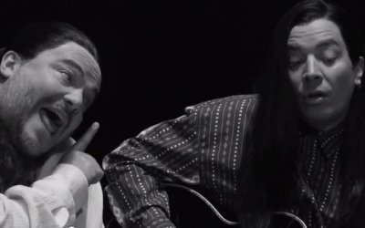 Chết cười với clip 'nhái' bản ballad 'More than words' của nam tài tử Jack Black với Jimmy Fallon