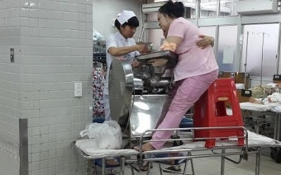 Mang bàn tay dập nát kẹt trong máy xay thịt đến bệnh viện