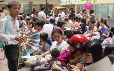 Nắng nóng, trẻ em thi nhau đổ bệnh