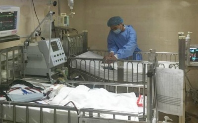 Cứu sống hai em bé ho gà biến chứng nặng