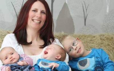 Anh em sinh ba chào đời ở hai năm khác nhau