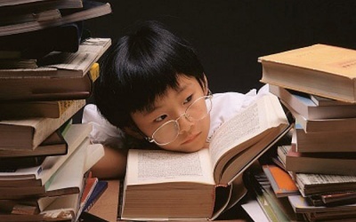 Trẻ bị đau ngực dữ dội vì áp lực thi