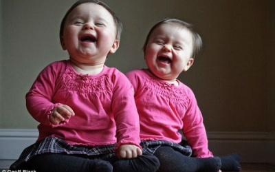 Có hay không sinh đôi cùng mẹ nhưng khác bố?