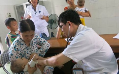 Khi nào dùng thuốc đạn hạ sốt đút hậu môn cho trẻ?