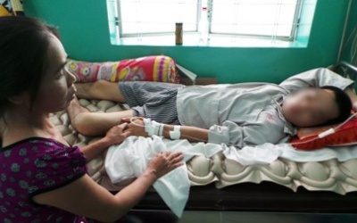 Nam thanh niên đi tiểu 17 lít nước mỗi ngày