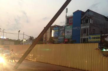 Thanh dầm nặng hàng tấn ở công trường đường sắt rơi xuống đường