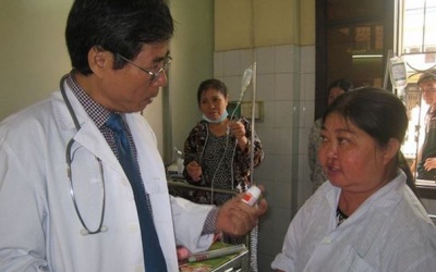 Uống thuốc nam chữa hen, người phụ nữ mọc lông đen kín người