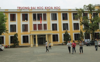 Bóng bay phát nổ, ba sinh viên bị bỏng