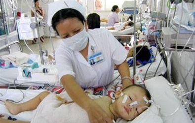 Nắng nóng, nhiều trẻ bị viêm não nặng hôn mê