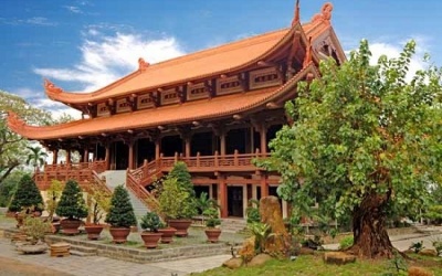 'Thần đèn' nâng cổng chùa Huệ Nghiêm