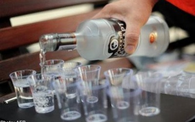 Bé 2 tuổi tử vong vì bị ép uống rượu