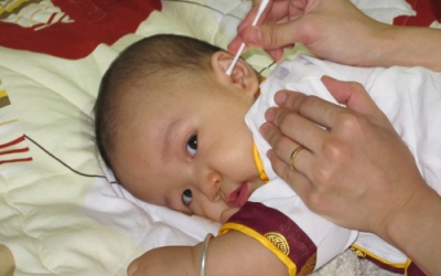 Dùng tăm bông ngoáy tai cho trẻ sơ sinh: Hậu quả khôn lường
