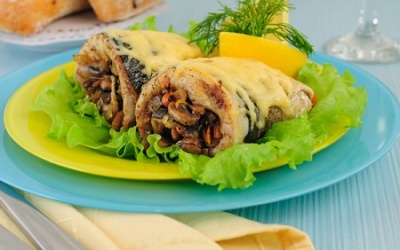 Nấm nướng cuộn cà chua sốt trắng