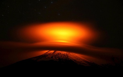 Cảnh tượng kỳ vỹ của núi lửa Chile phun trào