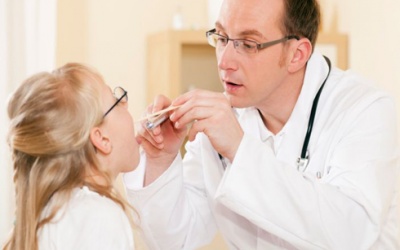 Coi chừng viêm họng cấp ở trẻ mùa nóng