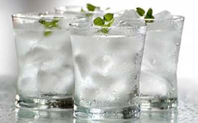 Tại sao bạn nên nghĩ lại trước lúc uống nước đá