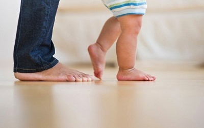Trẻ tập đi - Khoảnh khắc ngọt ngào của cha mẹ