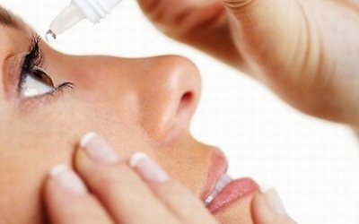 Tra, nhỏ thuốc mắt thế nào mới đúng?