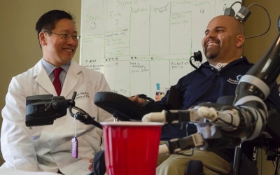 Cánh tay robot cho người liệt toàn thân