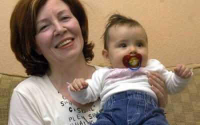 Bà lão 65 tuổi sinh tư đầu tiên trên thế giới