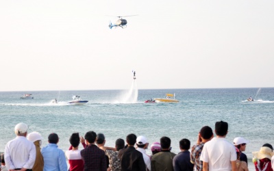 Dân đổ xô xem biểu diễn trực thăng, lướt ván trên biển