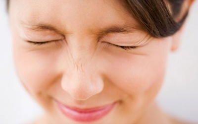 Nháy mắt thường xuyên là bệnh gì?