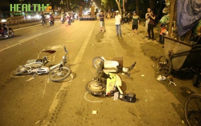 Hà Nội: Hai nữ sinh chui gầm xe kéo, một người chết thảm