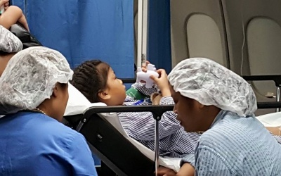 Mổ mắt trên... máy bay