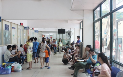 Hà Nội: Nắng nóng, người lớn và trẻ em vật vã trong bệnh viện