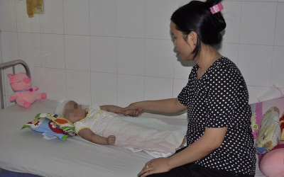 Bé gái ngã chấn thương sọ não tại điểm giữ trẻ