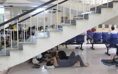 Muôn kiểu “chạy trốn” nắng nóng trong bệnh viện