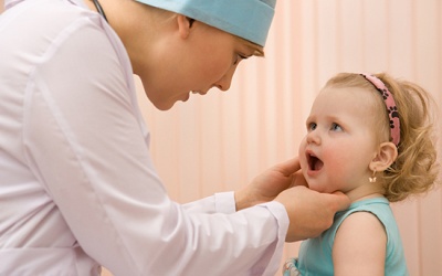 Bé 8 tháng tuổi vẫn “móm toàn tập” có đáng lo?