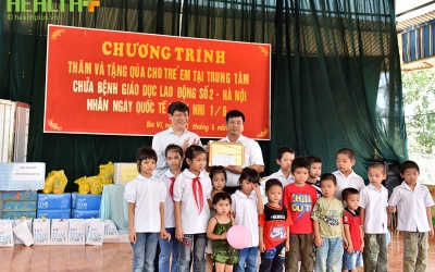 Bộ Y tế thăm và tặng quà cho trẻ em bị nhiễm HIV