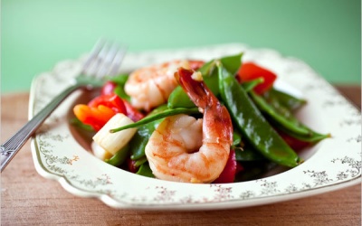 Món ngon với tôm: Tôm xào đậu tuyết và ớt chuông đỏ