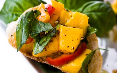 Cách làm bruschetta xoài, húng quế