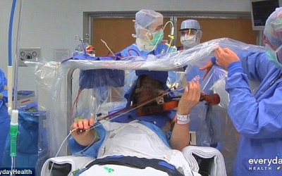 Bệnh nhân chơi guitar trong khi được mổ não