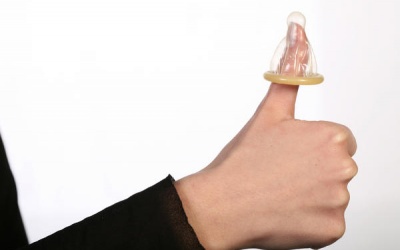 Những lỗi 'cười ra nước mắt' khi dùng bao cao su