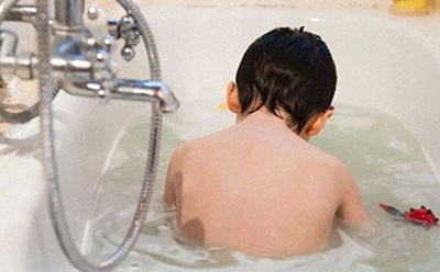 Cháu tắt thở trong chậu tắm vì ông nghe điện thoại